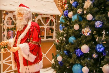 Noel Baba ve dekore edilmiş Noel ağacı