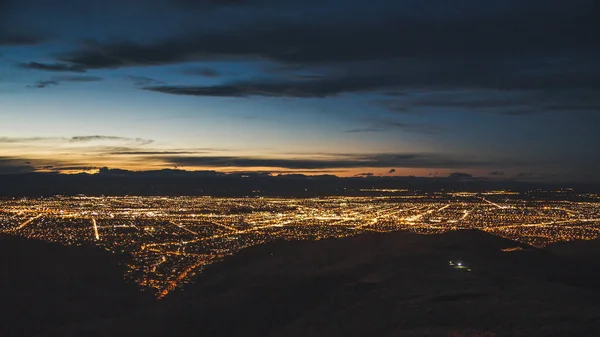 Panorámás kilátást nyújtó utca-és városrészlet — Stock Fotó