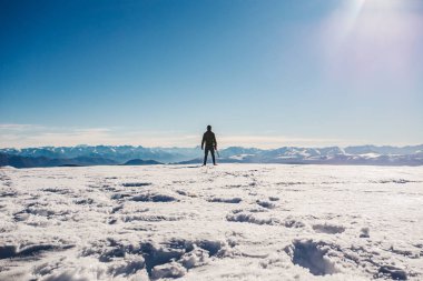 Mount Somers üzerinde duran adam