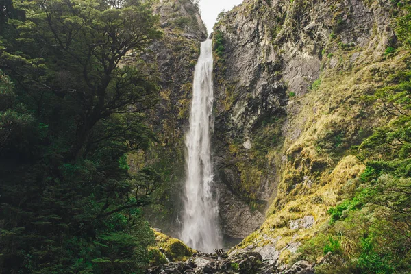 Devil 's Punchbowl Cachoeira na Nova Zelândia — Fotografia de Stock