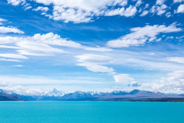 Karlı dağ sırası ile Pukaki Gölü