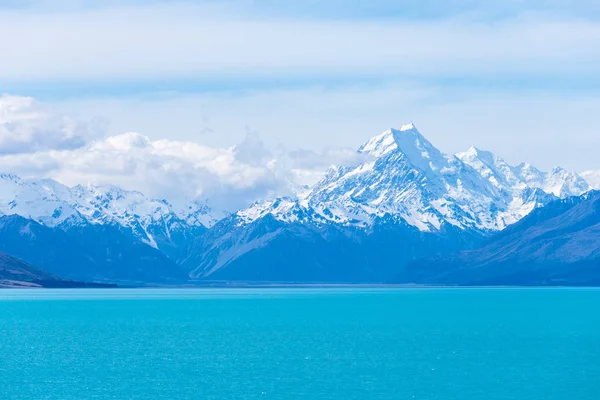 Lake Pukaki med snöig bergskedjan — Stockfoto
