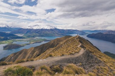 Adam stand Roys tepe üzerinde