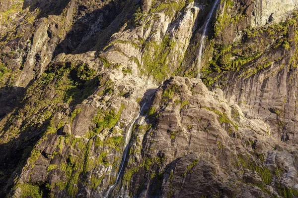 Malý vodopád v Milford Sound — Stock fotografie