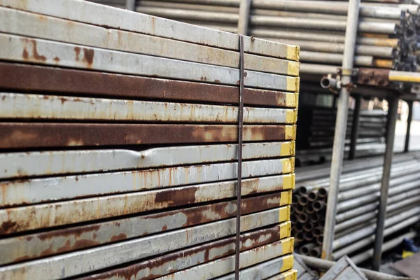 鋼の在庫ヤード、鋼の質感。鋼の背景. — ストック写真