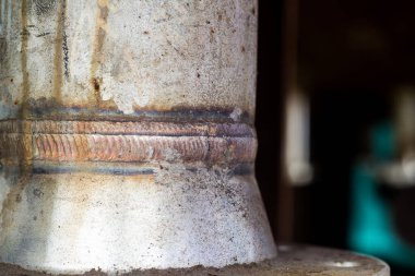 Basınçlı kaptaki başlığın kaynak eklemi karbon çeliği.