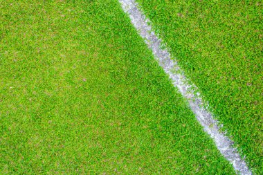Yeşil futbol sahası üzerinde beyaz şerit