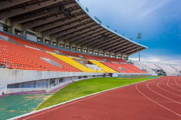 Stade principal stand et piste de course — Photo