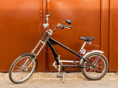 Özel bisiklet Eko helikopter tarzı bir kahverengi garaj kapı arka plan, ayarlı