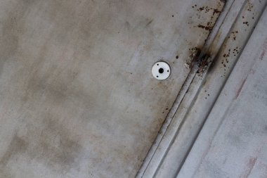 Arka plan doku gri metalik paslı garaj kapısı ile boşaltmak