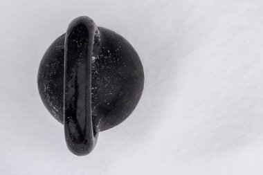Eski paslı kettlebell kış eğitim sokak egzersiz, bir pood 16 kg beyaz kar, üstten görünüm yalan ağır için