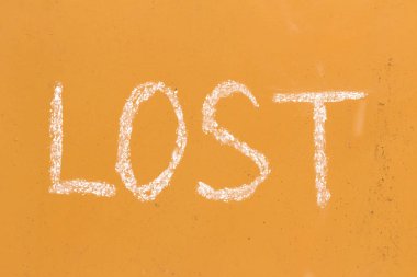 El yazısı turuncu metal zemin üzerine tebeşir ile kayıp