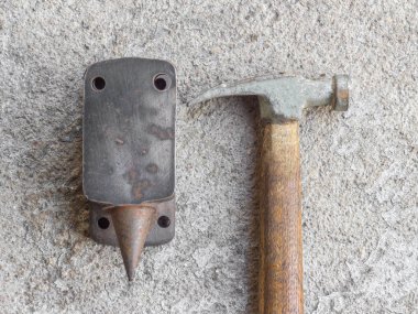 Eski küçük çekici ve beton arka plan ile minyatür örs