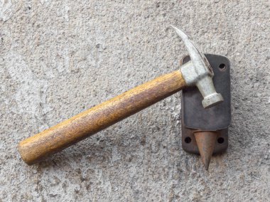 Eski küçük çekici ve beton arka plan ile minyatür örs