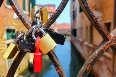 Venedik aşıklar Köprüsü'nde düğün kilitleri çit