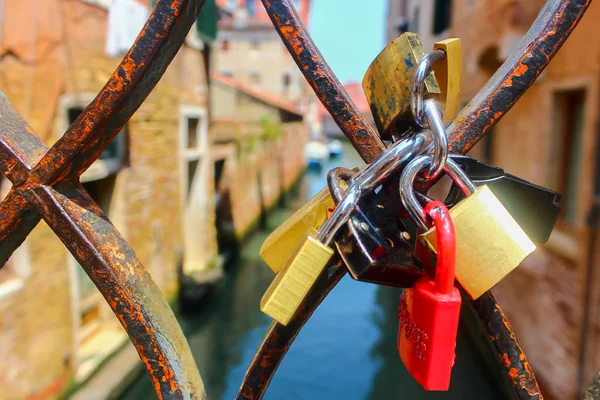 Bruiloft sloten van liefhebbers op brug hek in Venetië — Stockfoto