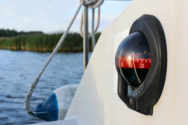 Boussole Noire Avec Balance Rouge Sur Yacht Bateau Moteur Sur — Photo