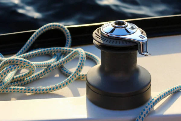 Красивое Блестящее Стекло Борту Яхты Моторной Лодки Голубым Швартовочным Канатом — стоковое фото