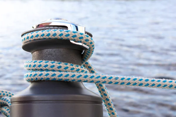 Beautiful Shiny Black Bitt Blue Mooring Cable Rope Blue Water — Stock Photo, Image