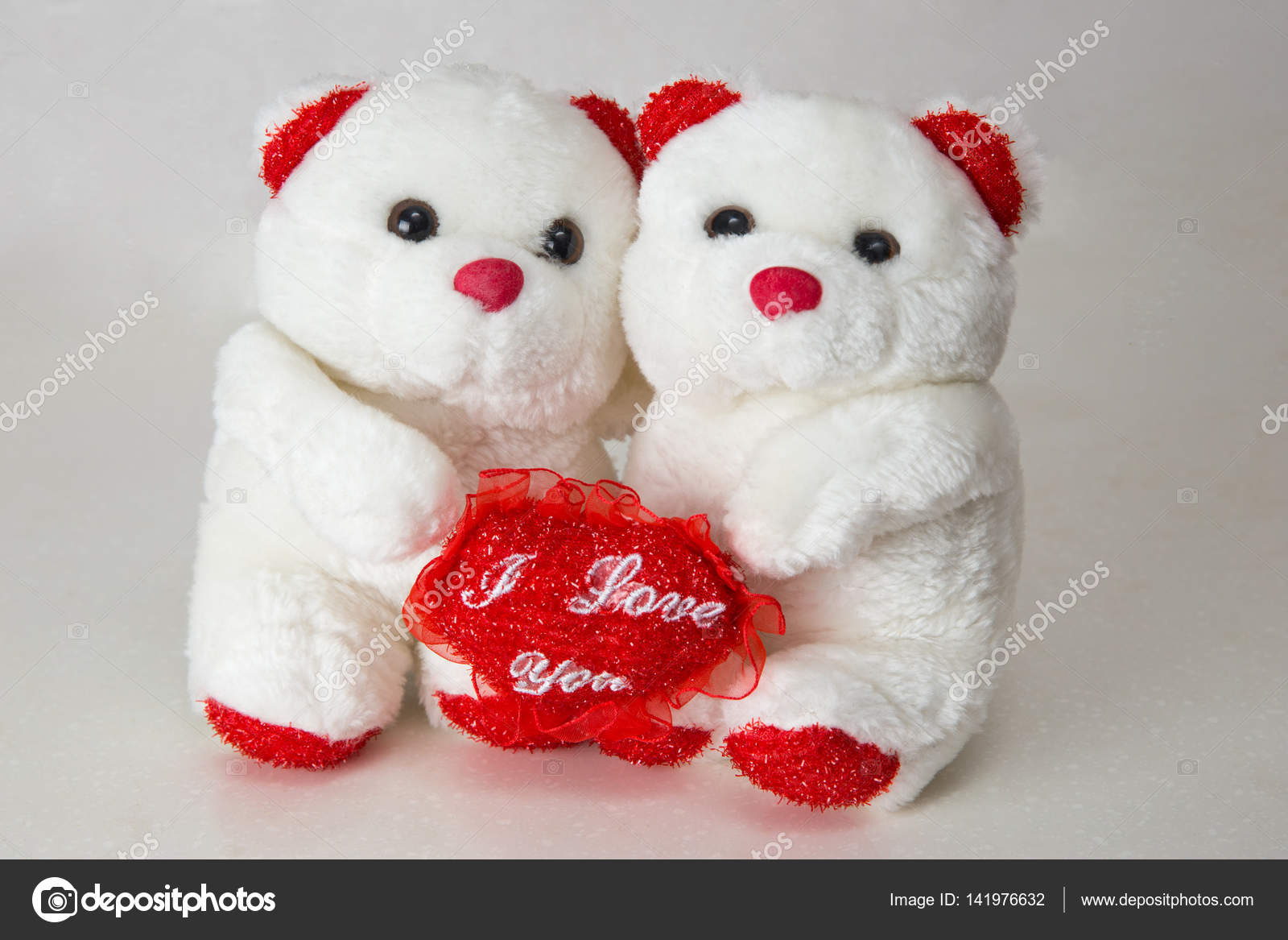 couple teddy bears with hearts