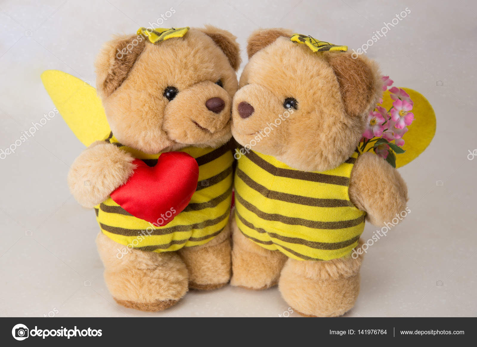 couple teddy bears with hearts