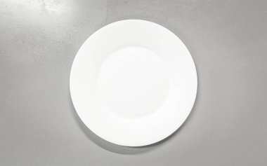 Gri beton arka planda boş bir plaka. 3d kopyalama çizimi olan en üstteki görünüm