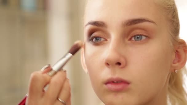 Makeupartist fungerar på en modell — Stockvideo