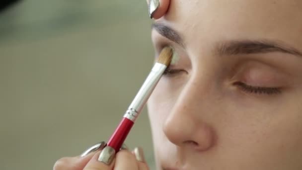 Maquiagem artista trabalha em um modelo — Vídeo de Stock