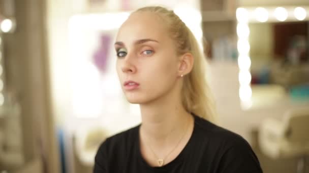 Maquillaje artista trabaja en un modelo — Vídeos de Stock