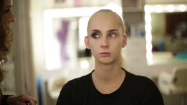 Kirpik, sarışın model makyaj sanatçısı boyalar.