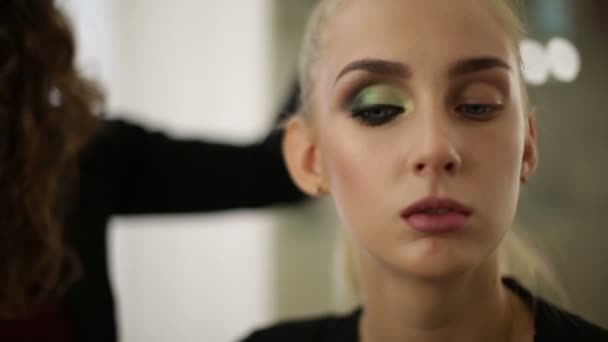 De make-up artiest controleert het eindresultaat — Stockvideo