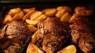 Fırında patates ile kavrulmuş sazan