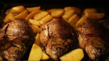 Fırında patates ile kavrulmuş sazan