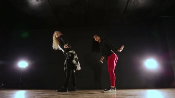 Deux filles dansent hip hop, séance d'entraînement . — Video