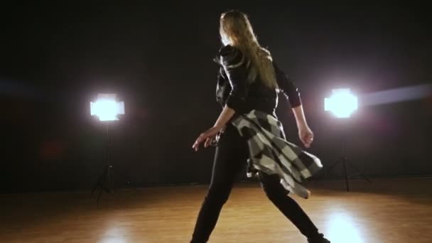A dançarina dançando na câmera . — Vídeo de Stock
