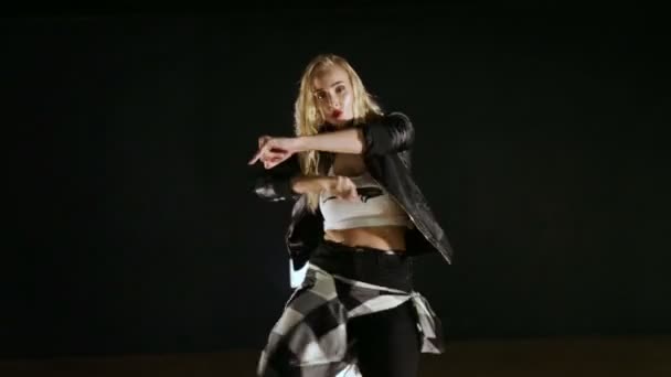 Ο χορευτής κορίτσι που χορεύει στην κάμερα. — Αρχείο Βίντεο