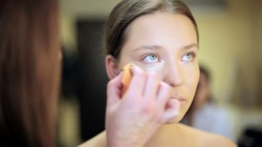 Bir görüntü oluşturma sürecinde makyaj sanatçısı