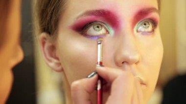 Bir görüntü oluşturma sürecinde makyaj sanatçısı