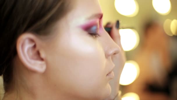 Makeupartist målar hennes ögon. — Stockvideo