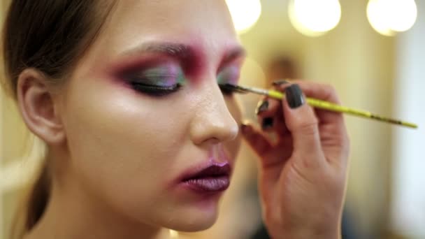 Make-up artiest brengt de afbeelding naar de finale. — Stockvideo