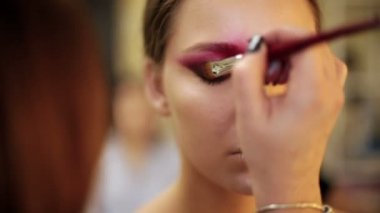 Bir görüntü oluşturma sürecinde makyaj sanatçısı