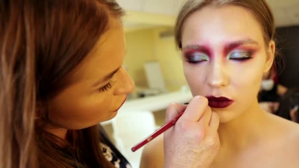 Maquillaje artista en el proceso de creación de una imagen — Vídeo de stock