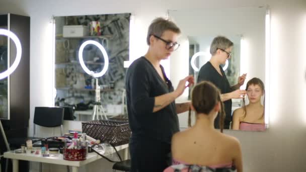 Stylista pracuje w odbicie w lustrze — Wideo stockowe