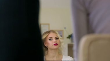 Kuaför saç modeli sarışın kız yapar.