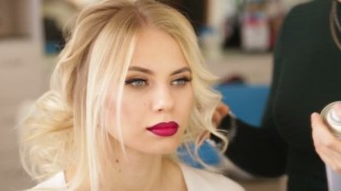 Kuaför saç modeli sarışın kız yapar.