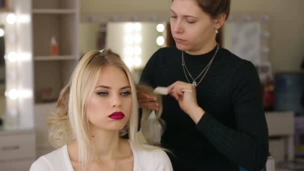 美容師が髪型金髪女の子を作る. — ストック動画