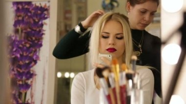 Kuaför saç modeli sarışın kız yapar.