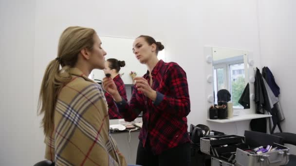 Maskenbildner beim Make-up. — Stockvideo