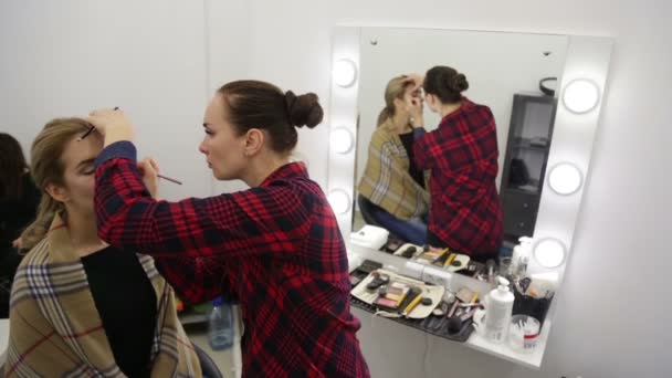 Make-up artist facendo make-up . — Video Stock