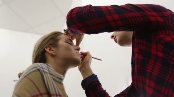 Maquillaje artista haciendo maquillaje . — Vídeo de stock